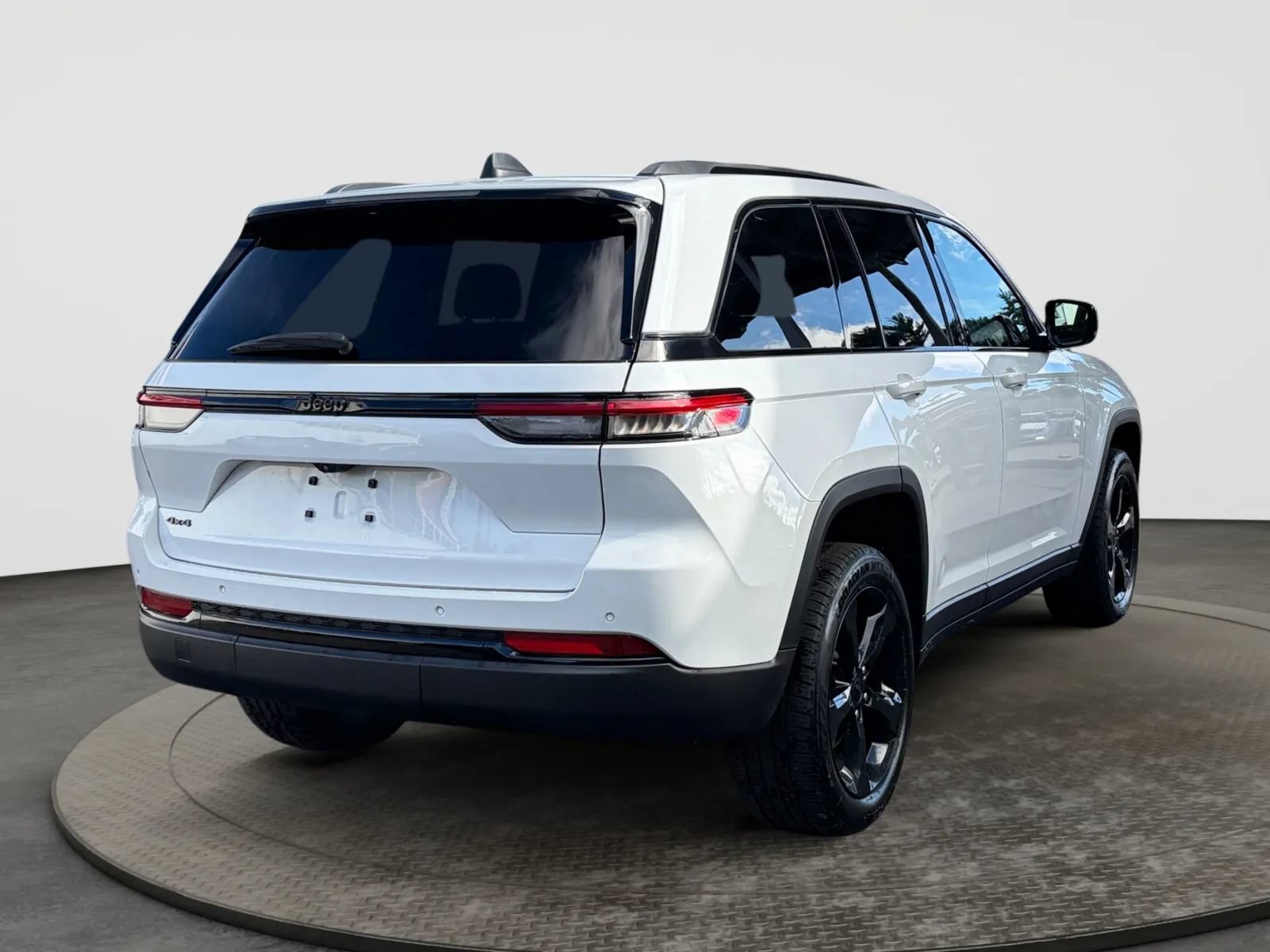 Used 2022 Jeep Grand Cherokee Altitude AWD/4WD image 10