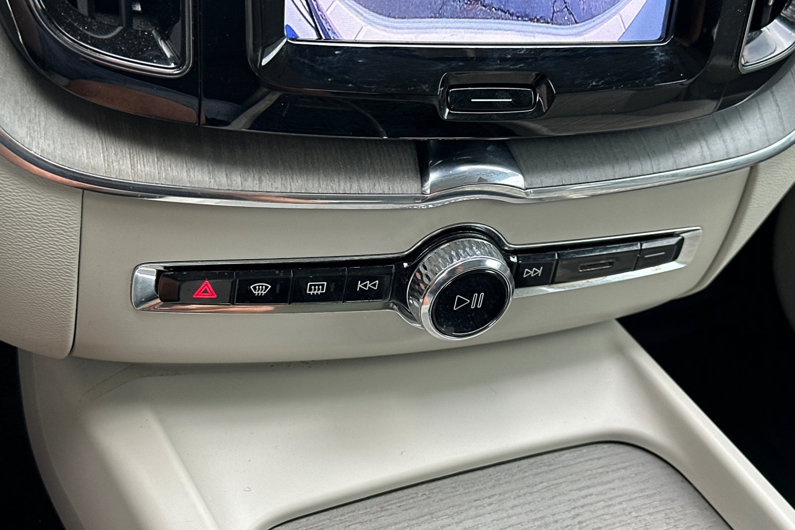 Certified 2024 Volvo XC60 B5 Plus w/ Protection Package Premier AWD/4WD image 26