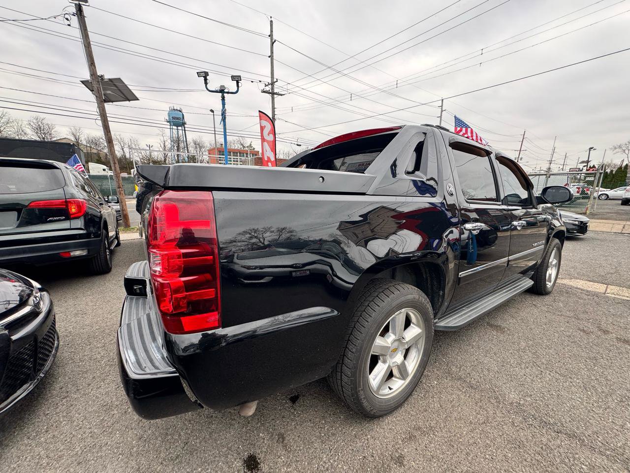 Used 2013 Chevrolet Avalanche LTZ image 4