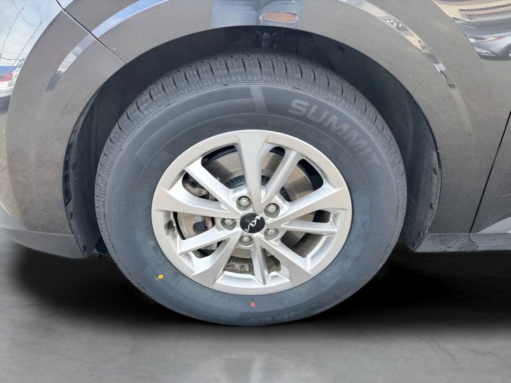 Used 2022 Kia Carnival LX image 9