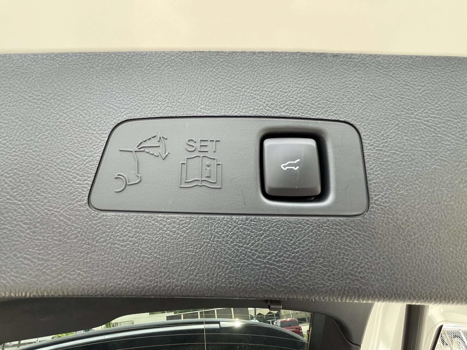 Used 2024 Lincoln Corsair Reserve w/ Rear Removable Package Tray FWD image 7