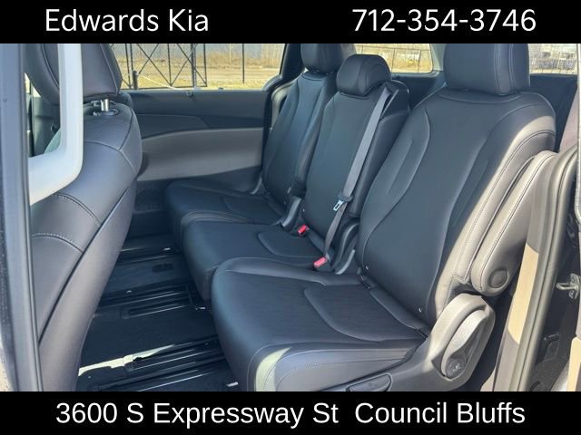 New 2026 Kia Carnival EX FWD image 11