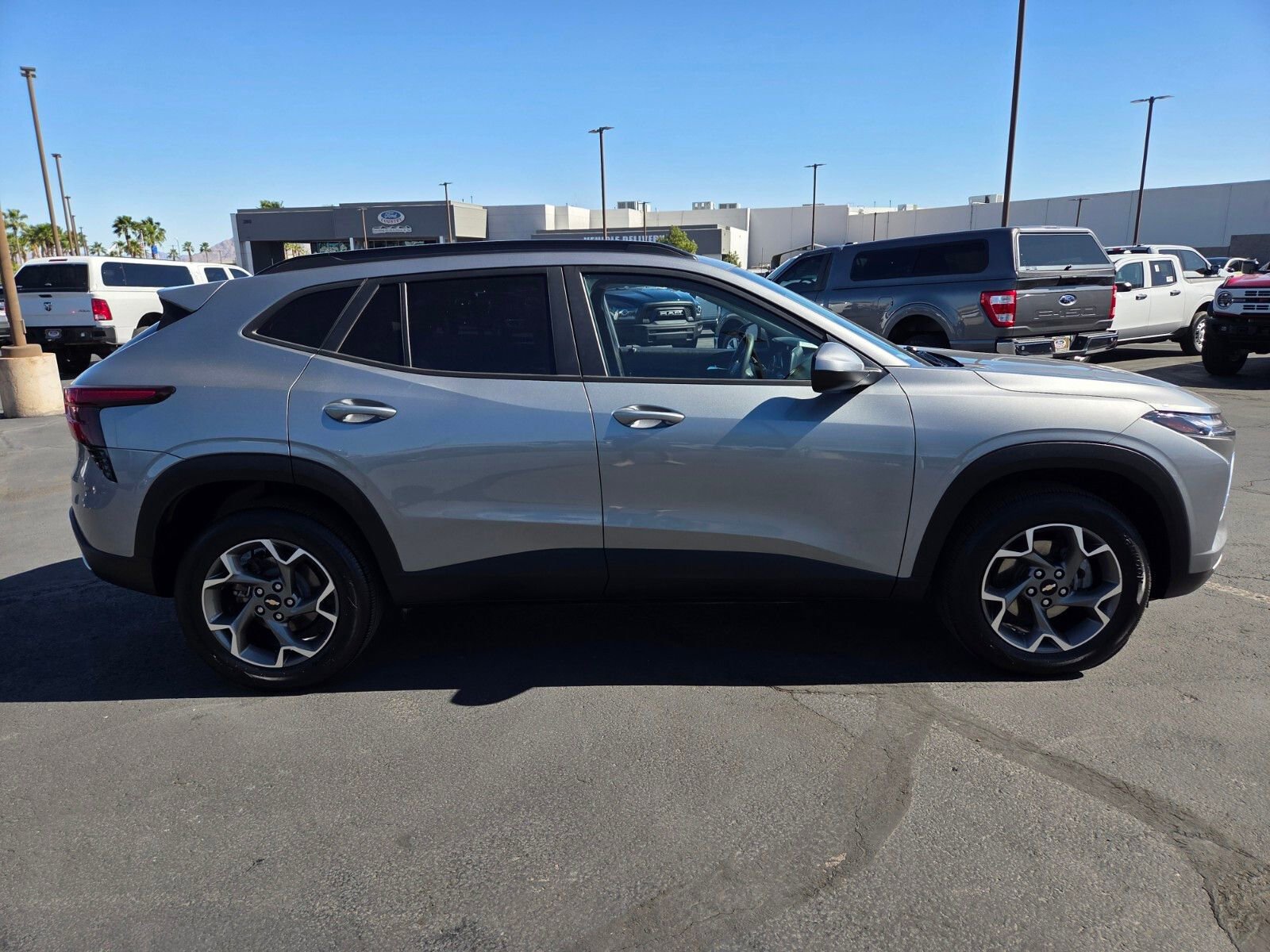 Used 2025 Chevrolet Trax LT FWD image 7