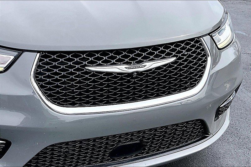 Used 2022 Chrysler Pacifica Touring-L w/ Uconnect Theater Family Group image 29