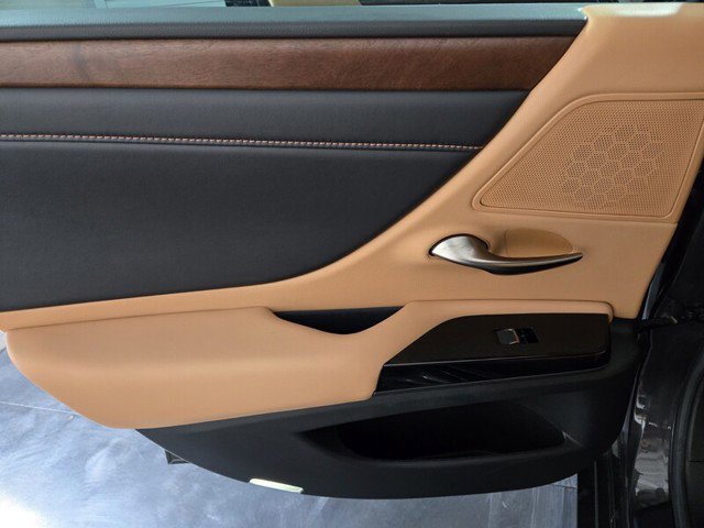 Certified 2025 Lexus ES 300h w/ Premium Package image 19