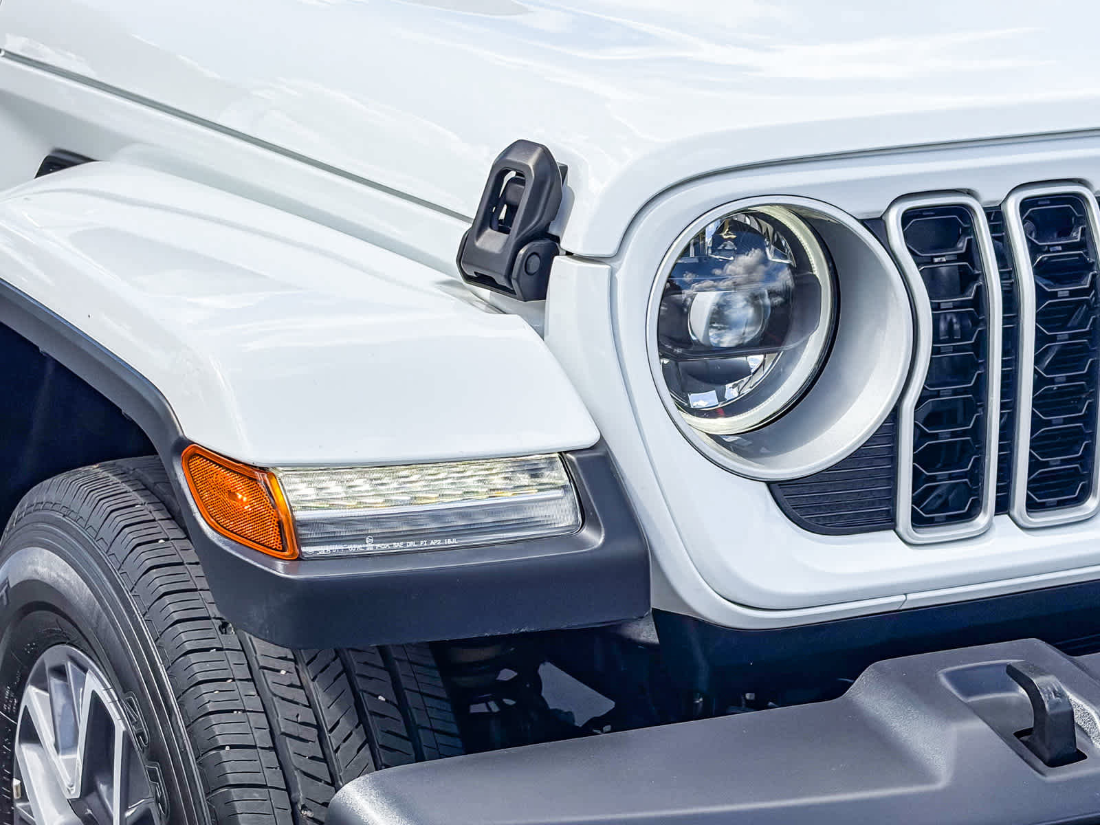 Used 2025 Jeep Wrangler Sahara AWD/4WD image 7