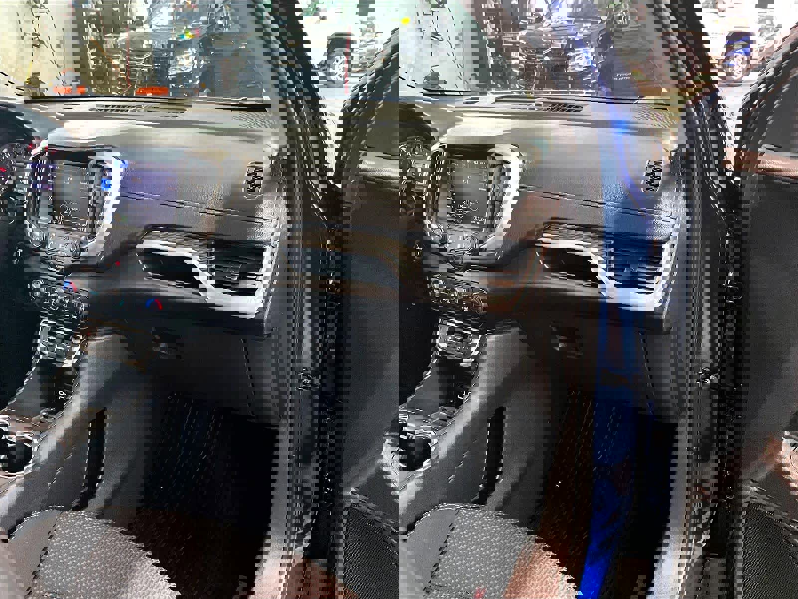 Used 2023 GMC Terrain SLE w/ Driver Convenience Package image 13