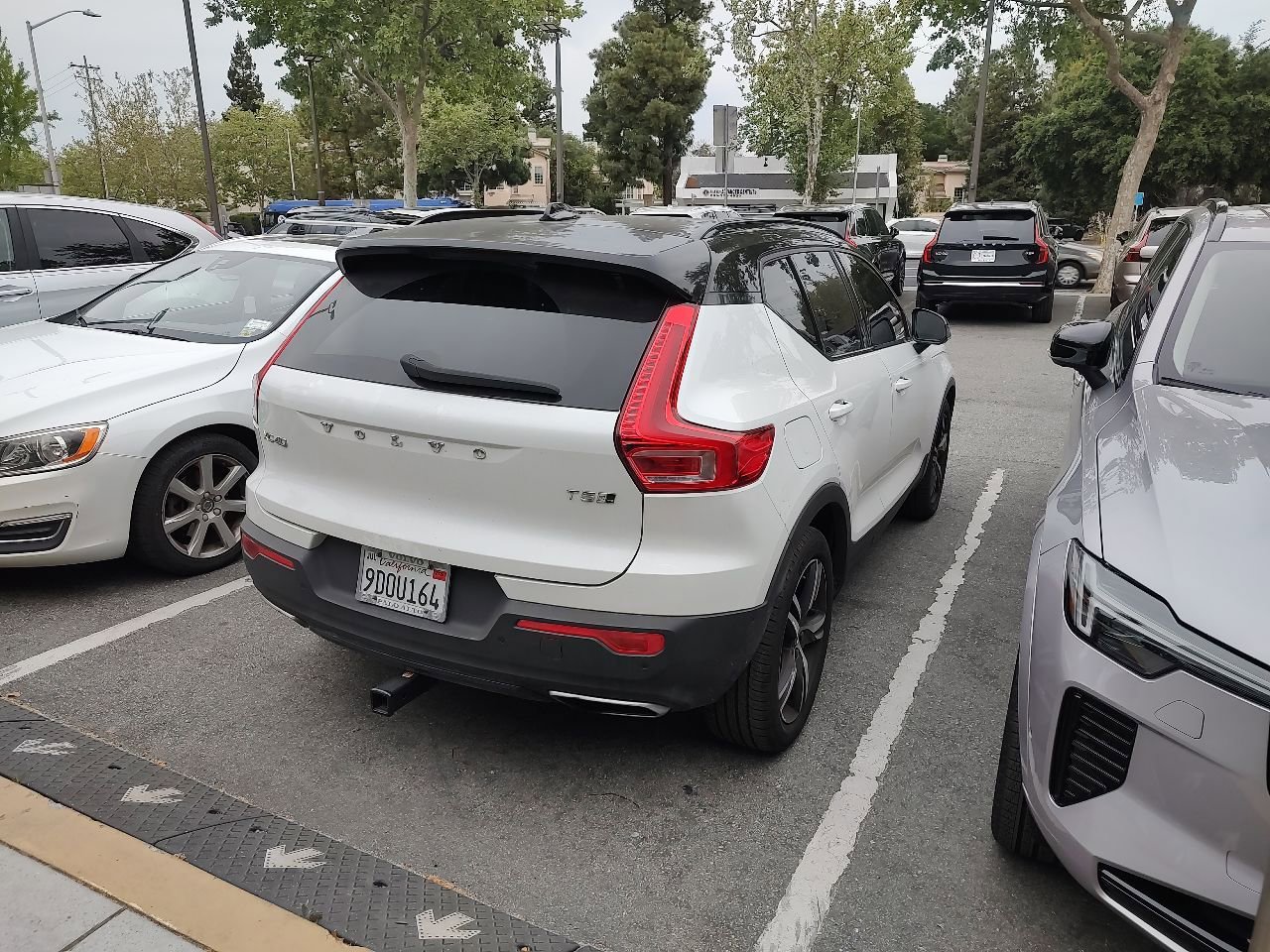 Used 2020 Volvo XC40 T5 R-Design image 2