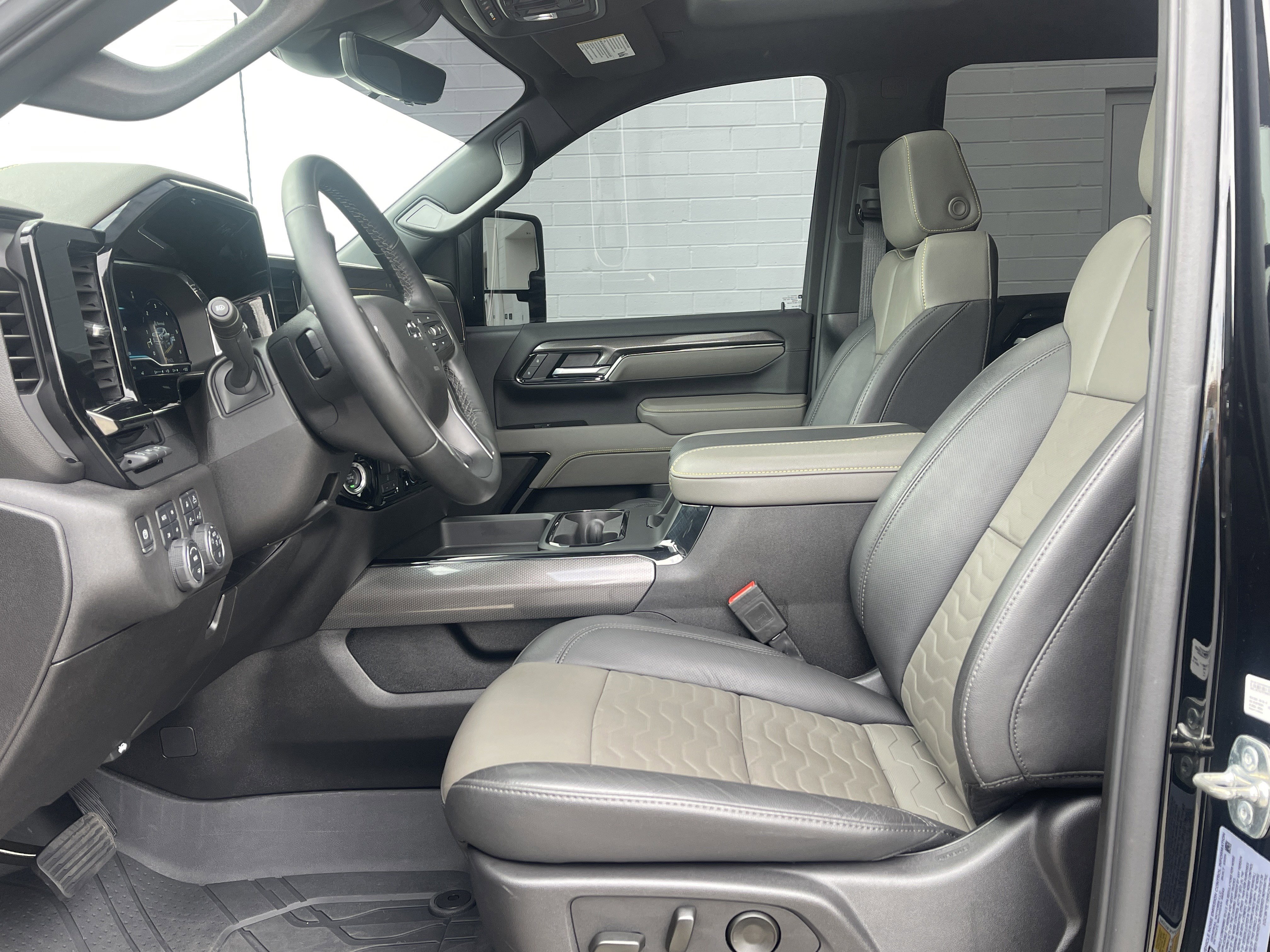 Used 2025 Chevrolet Silverado 2500 ZR2 w/ Technology Package image 24