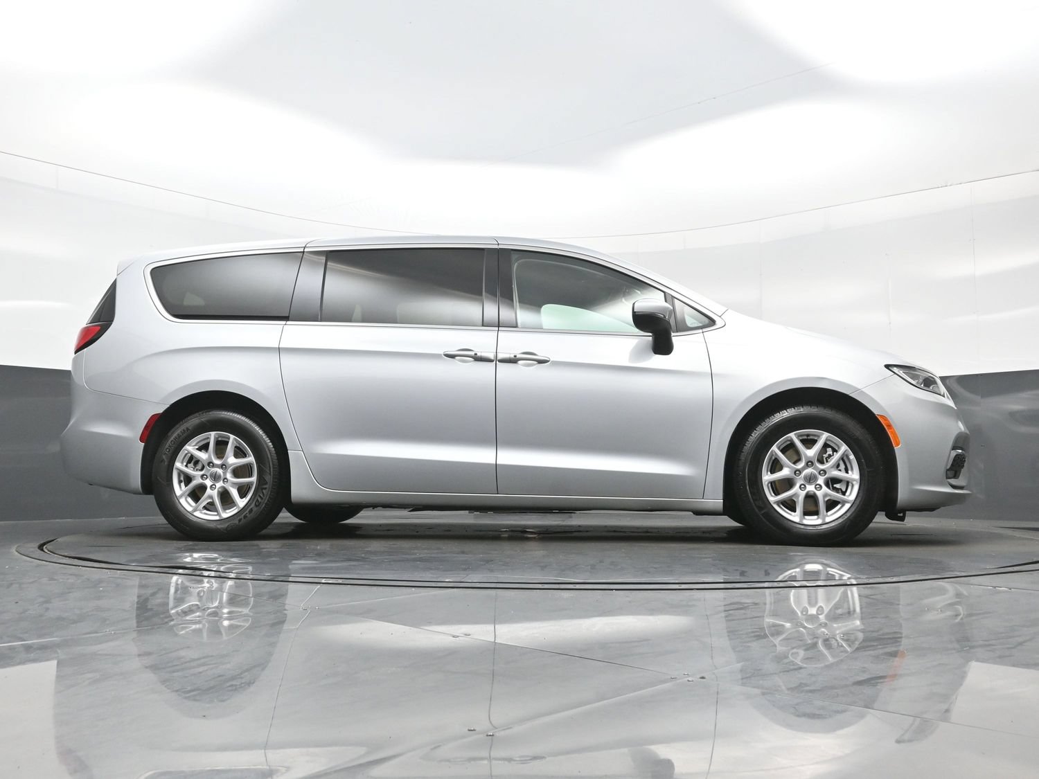 Used 2023 Chrysler Pacifica Touring-L FWD image 35