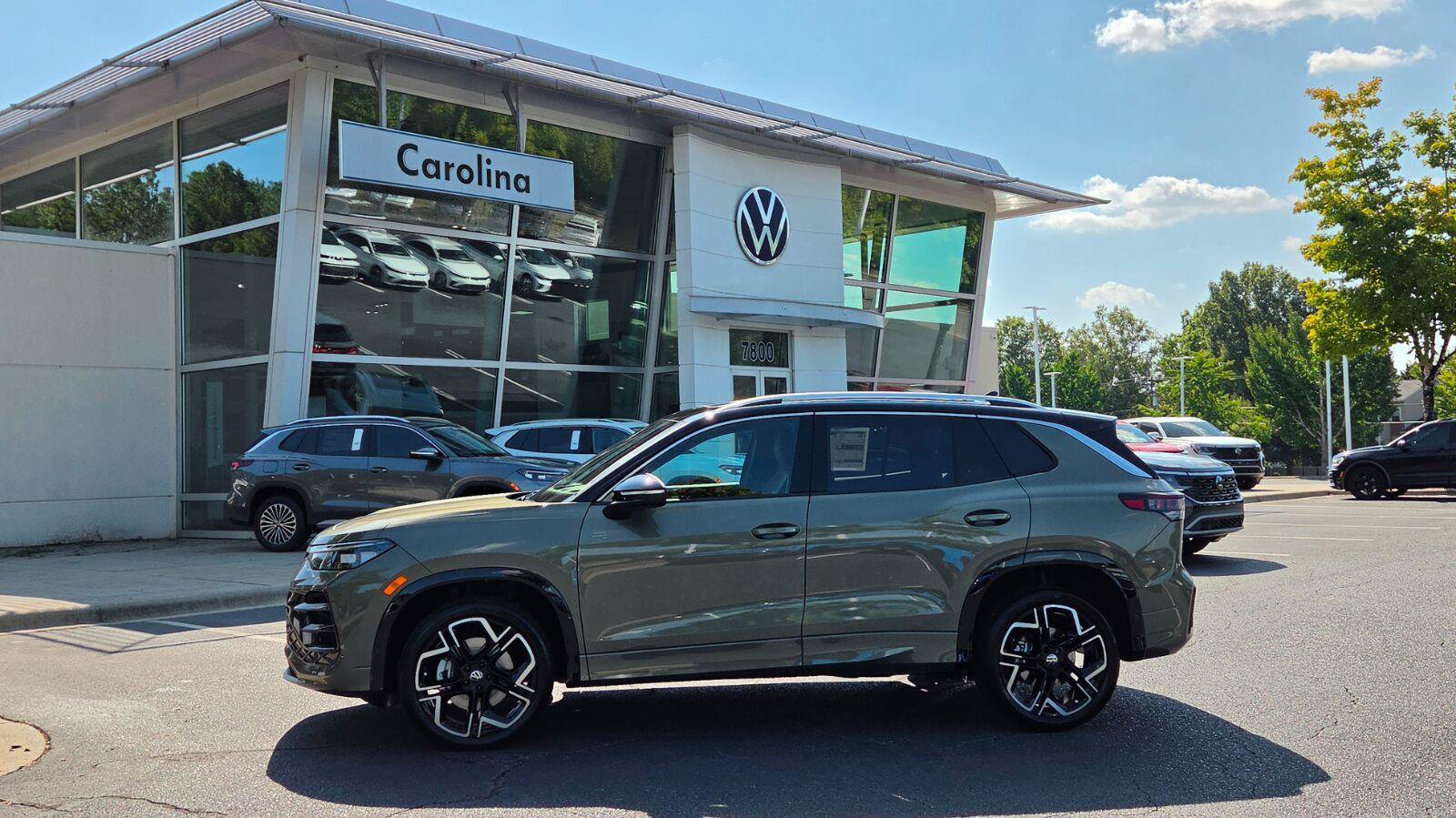 New 2026 Volkswagen Tiguan SEL R-Line AWD/4WD image 2