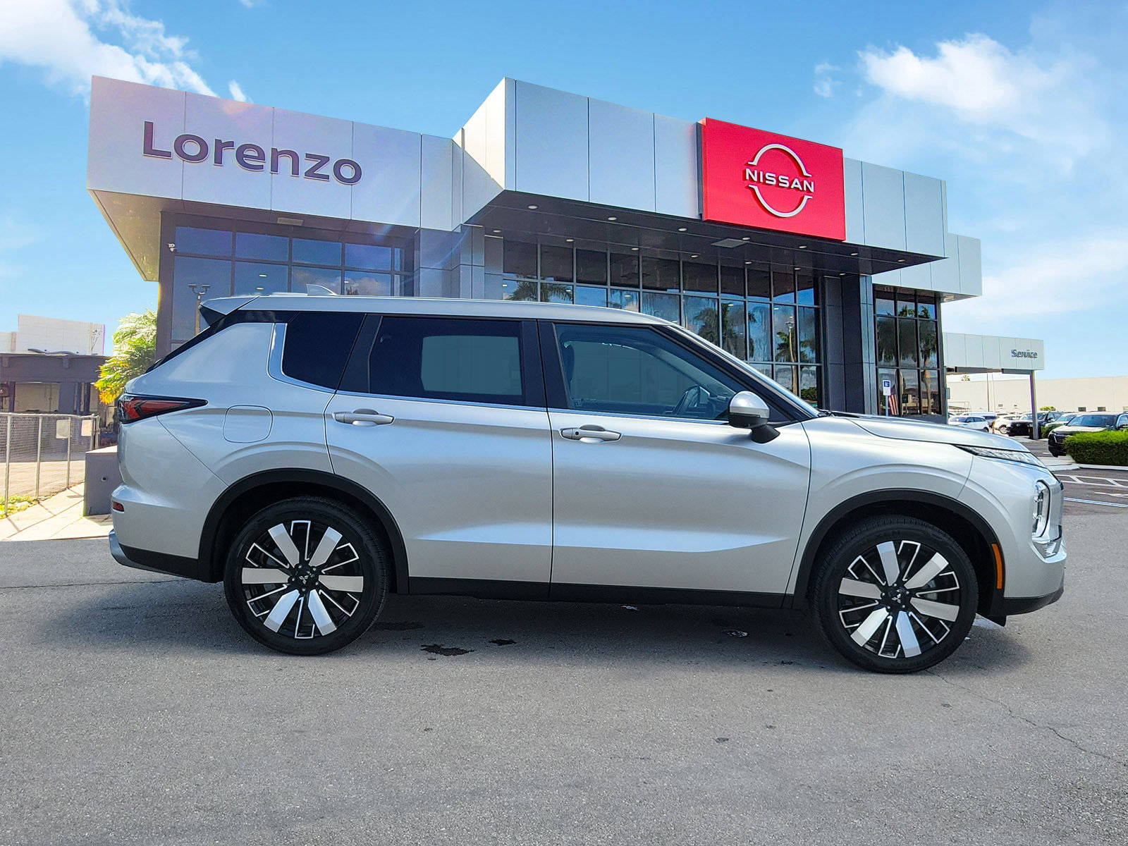 Used 2025 Mitsubishi Outlander SE FWD image 4