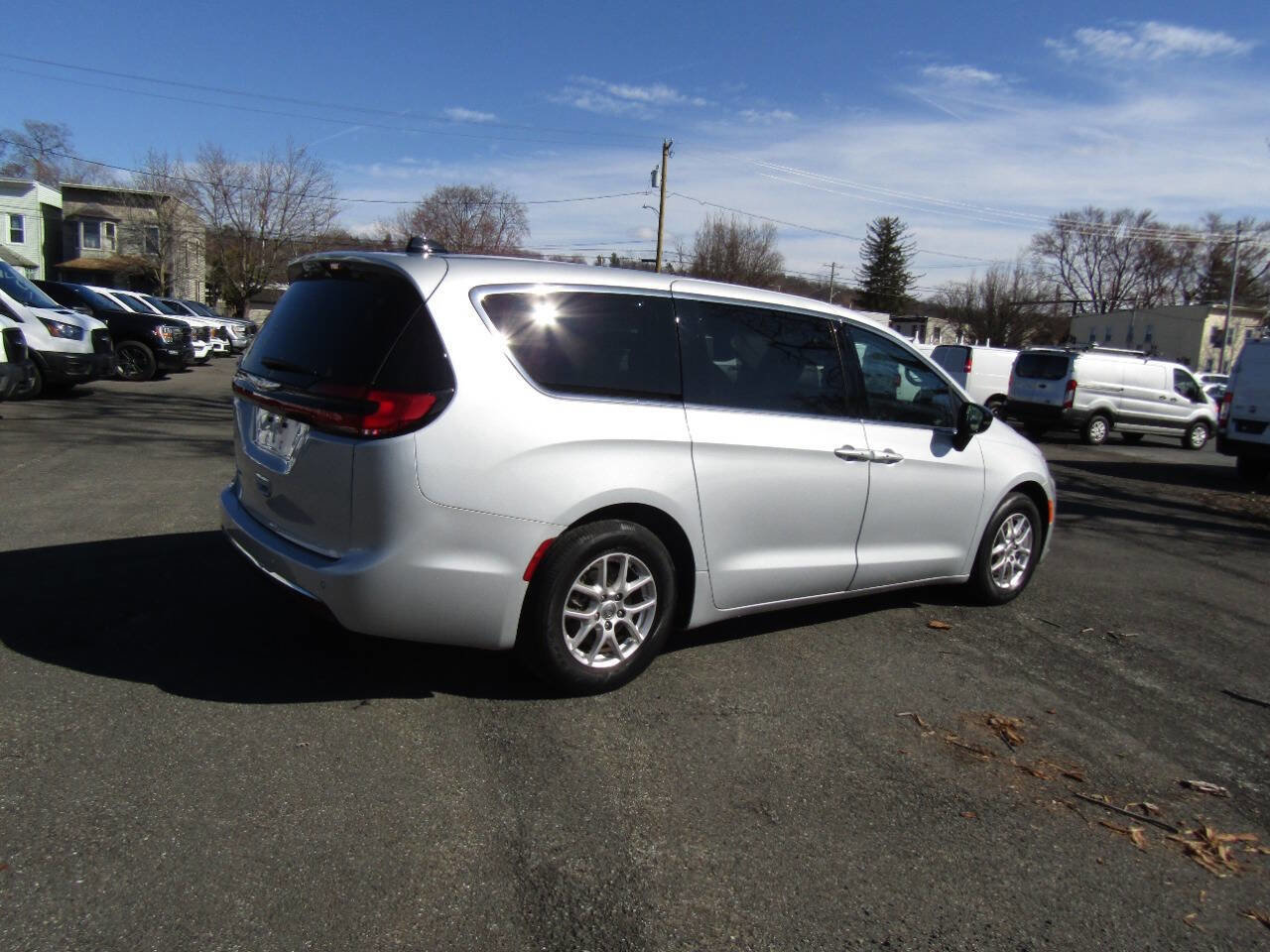 Used 2024 Chrysler Pacifica Touring-L image 41