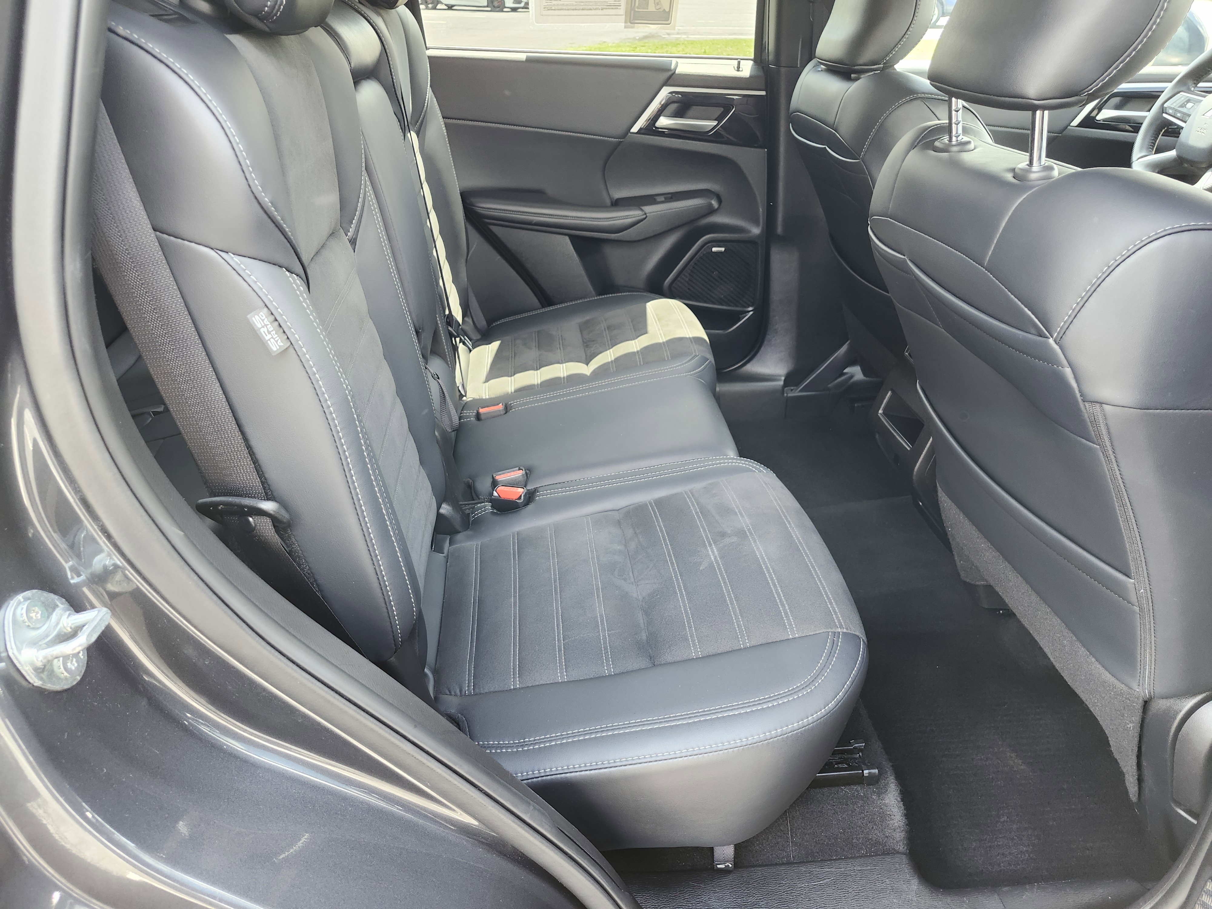 Used 2025 Mitsubishi Outlander SE AWD/4WD image 21