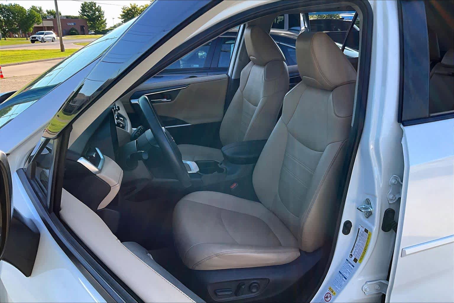 Used 2019 Toyota RAV4 Limited w/ Cold Weather Package AWD/4WD image 8