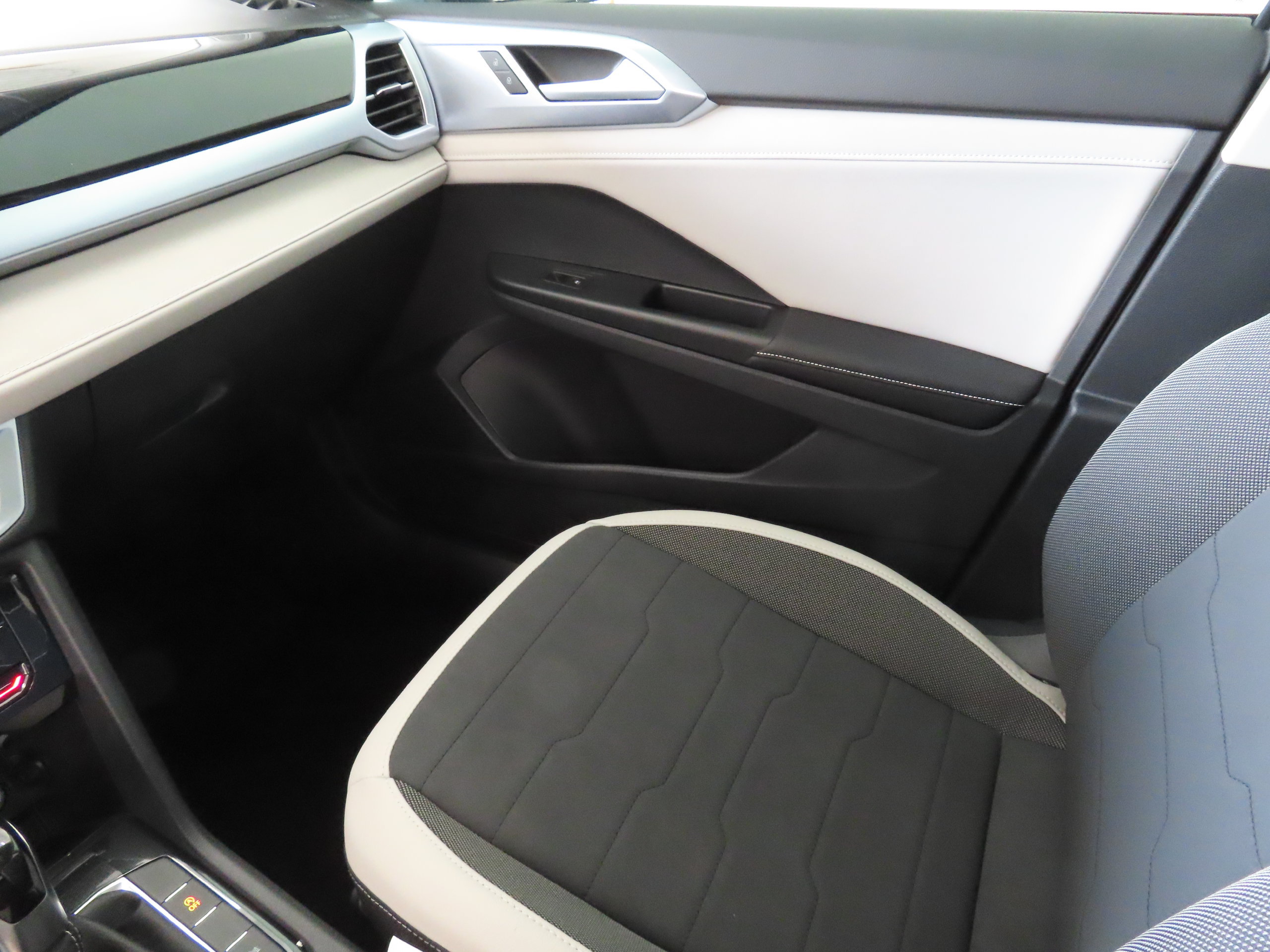 New 2026 Volkswagen Taos SE FWD image 18