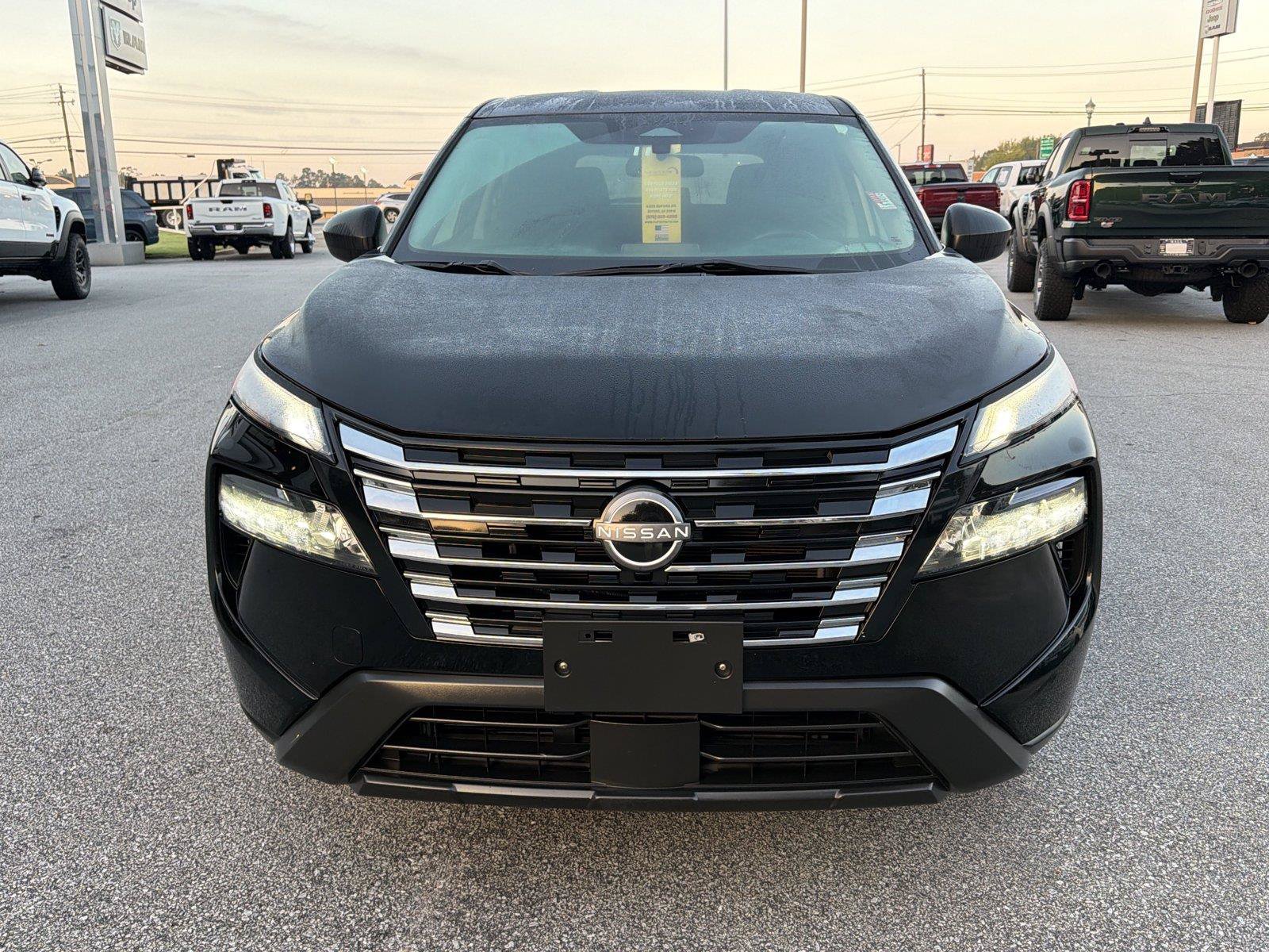 Used 2024 Nissan Rogue S AWD/4WD image 3