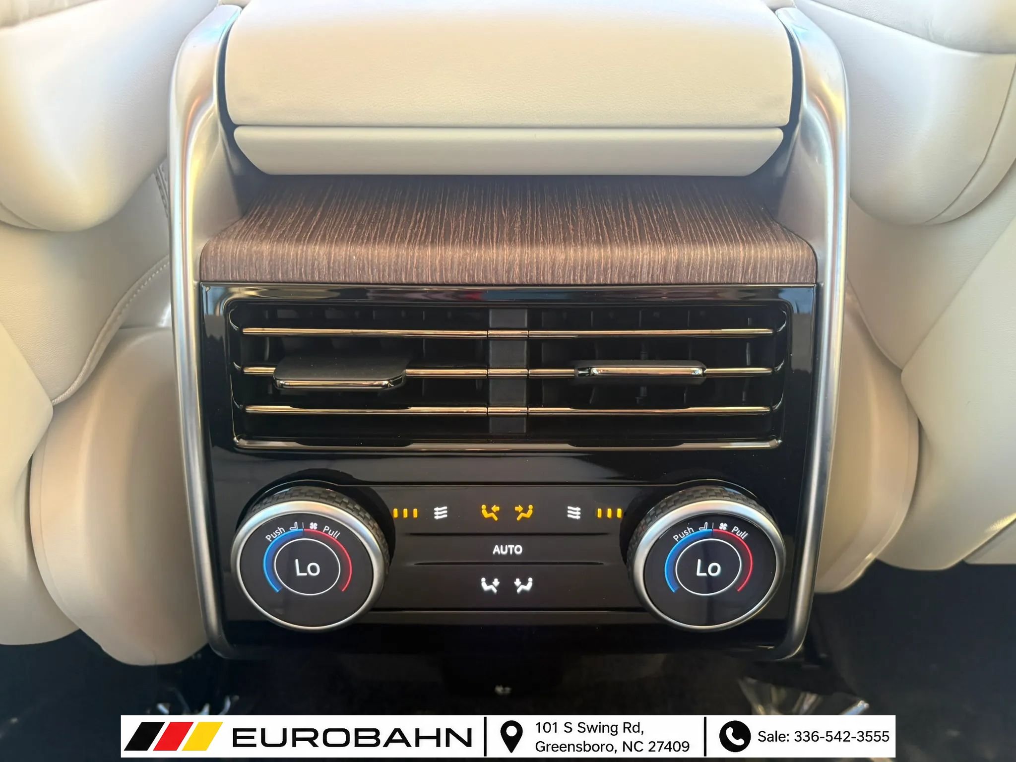Used 2025 Land Rover Range Rover SE AWD/4WD image 22