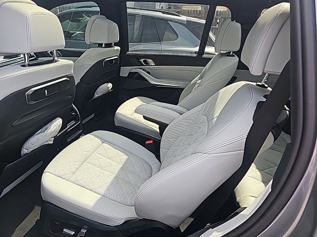 Used 2024 BMW X7 xDrive40i w/ Executive Package image 9