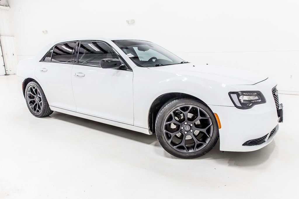 Used 2023 Chrysler 300 Touring w/ Sport Appearance Package image 4