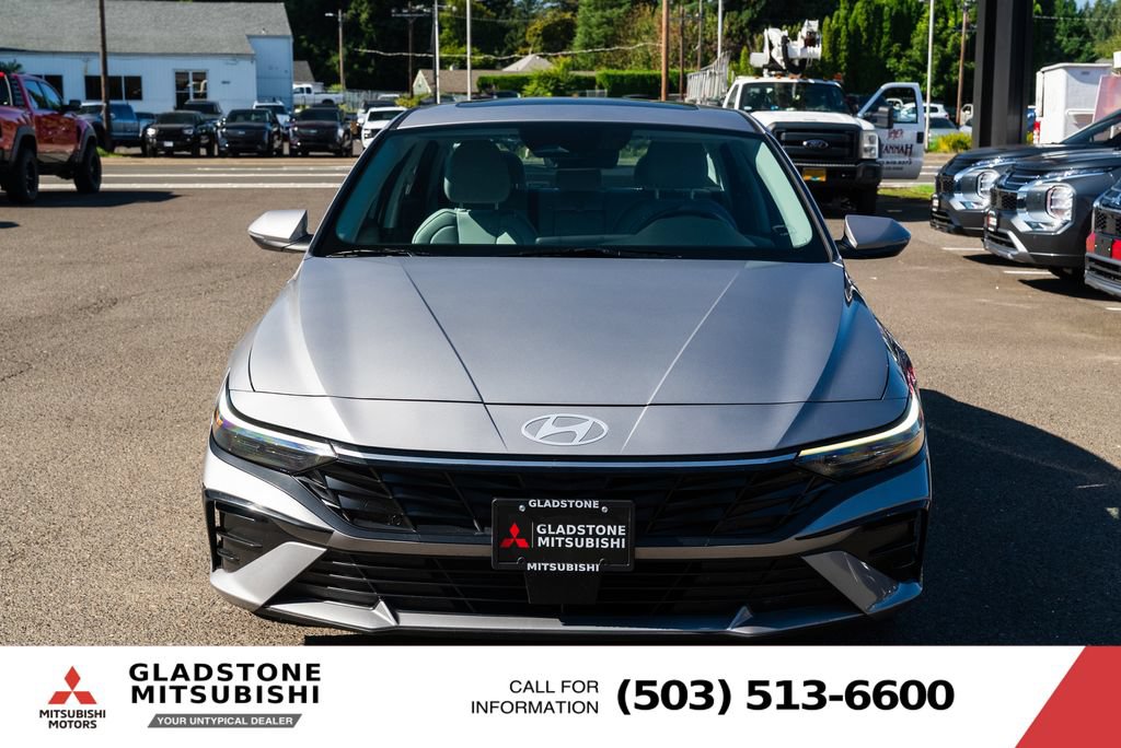 Used 2025 Hyundai Elantra Limited FWD image 2