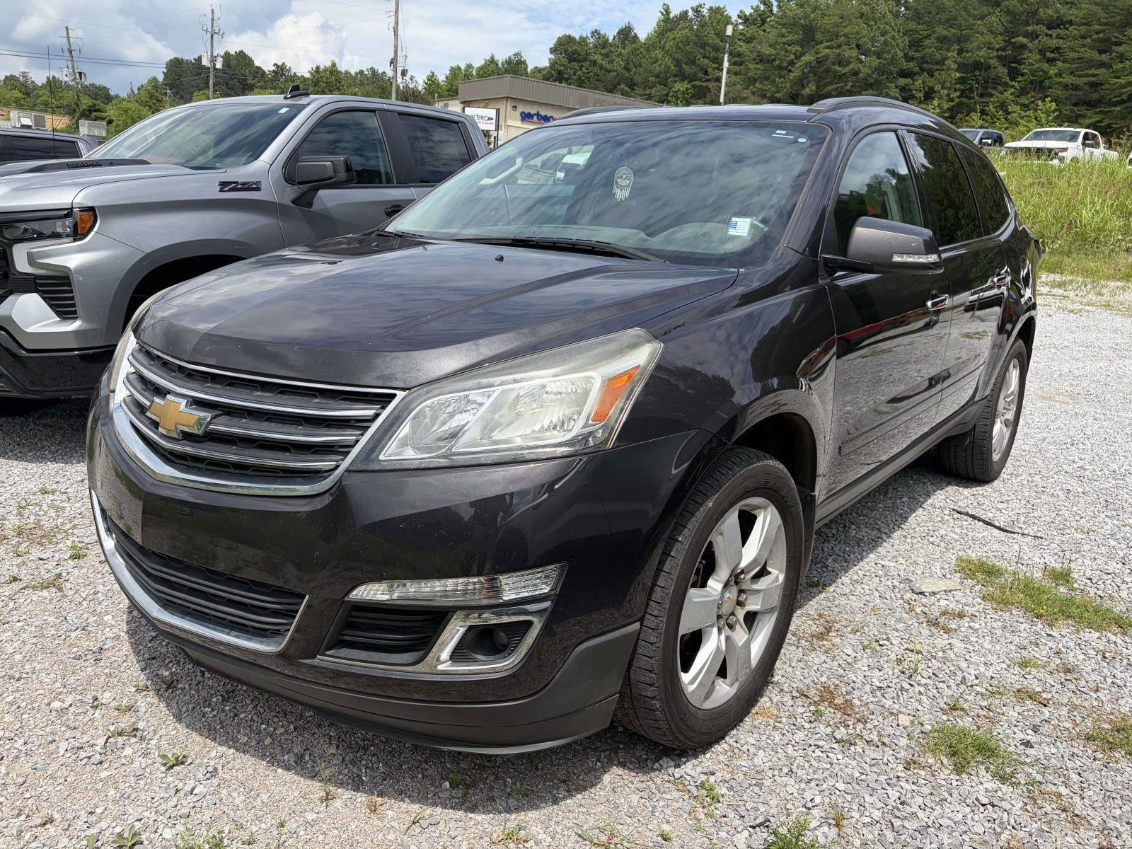 Used 2017 Chevrolet Traverse LT w/ Style and Technology Package FWD image 3
