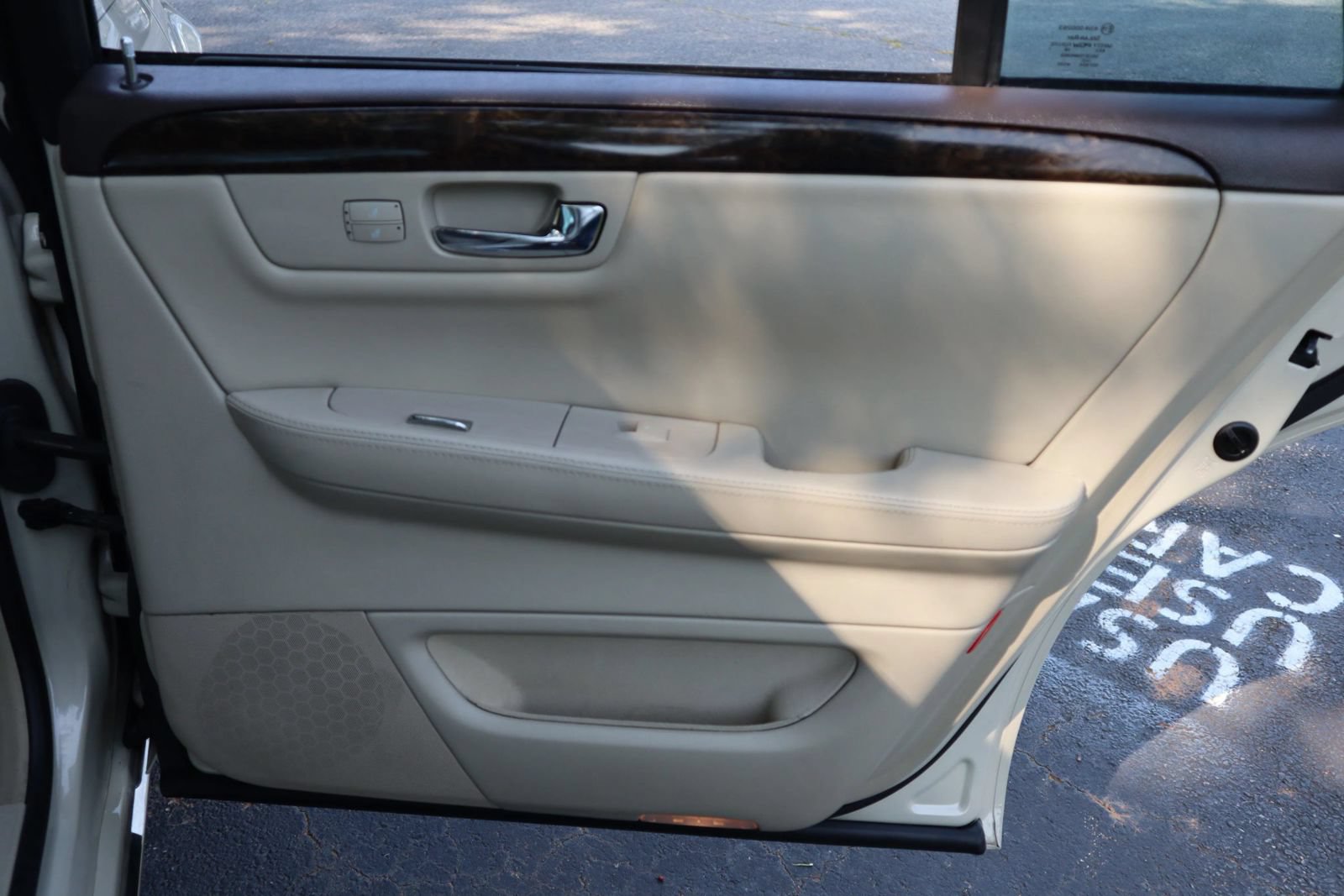 Used 2011 Cadillac DTS Luxury FWD image 17