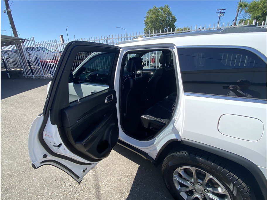 Used 2015 Jeep Grand Cherokee Limited w/ Luxury Group II image 9