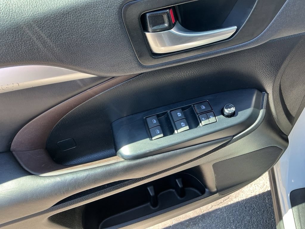 Used 2019 Toyota Highlander XLE AWD/4WD image 18