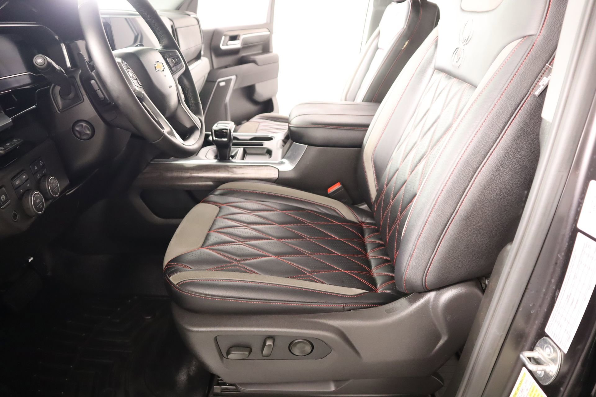 Used 2025 Chevrolet Silverado 1500 LTZ image 13