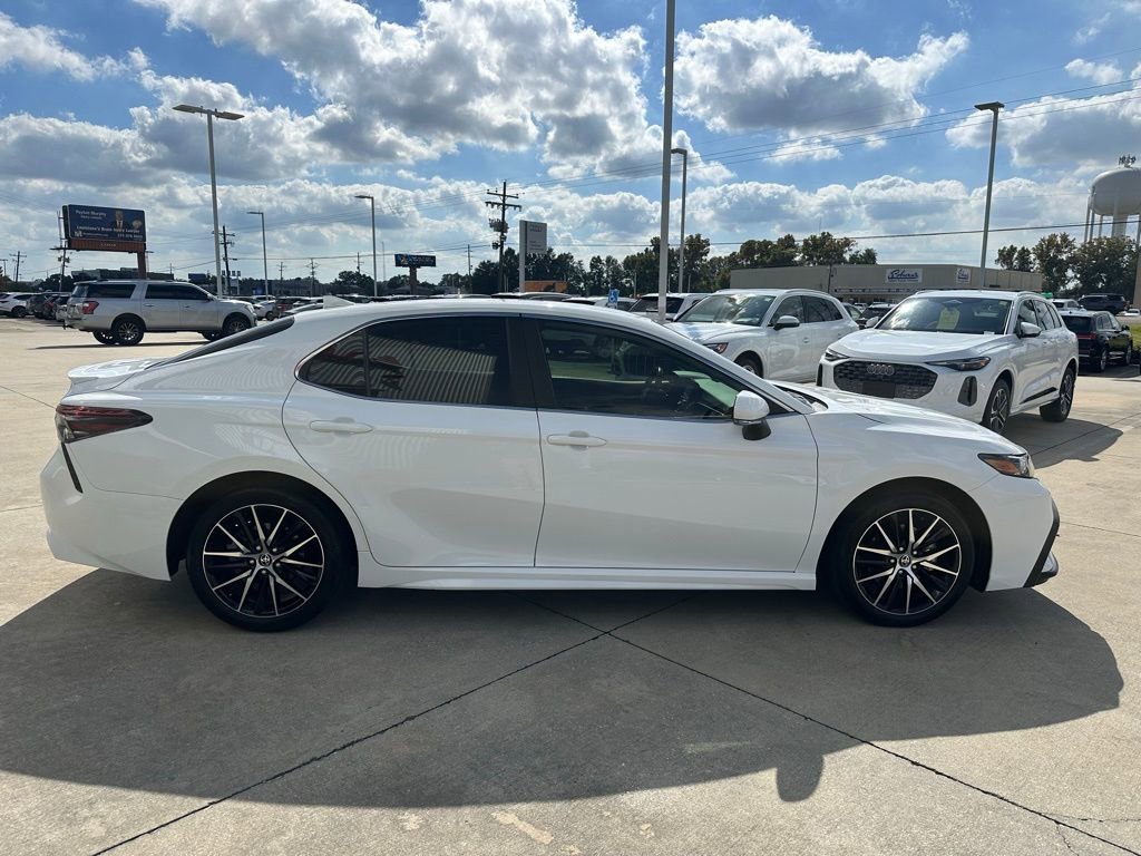 Used 2024 Toyota Camry SE image 4