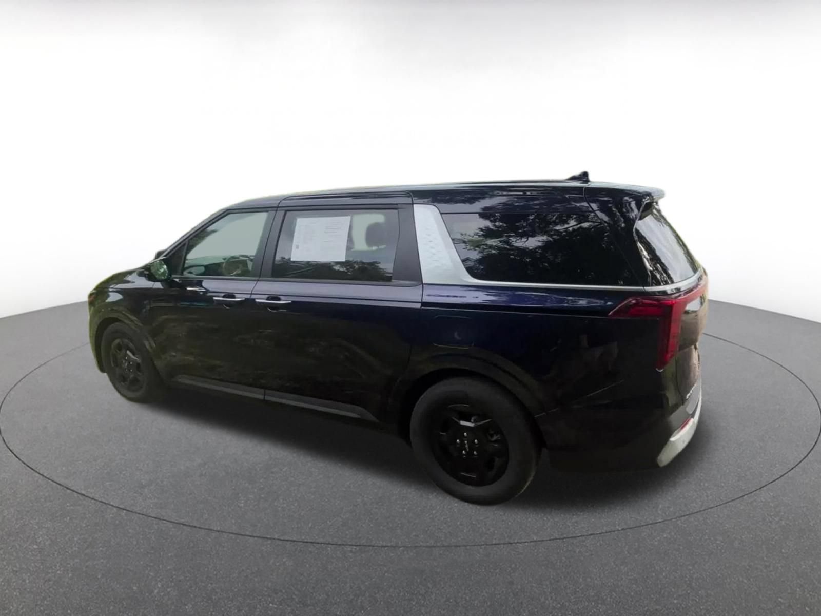 Used 2026 Kia Carnival FWD image 9