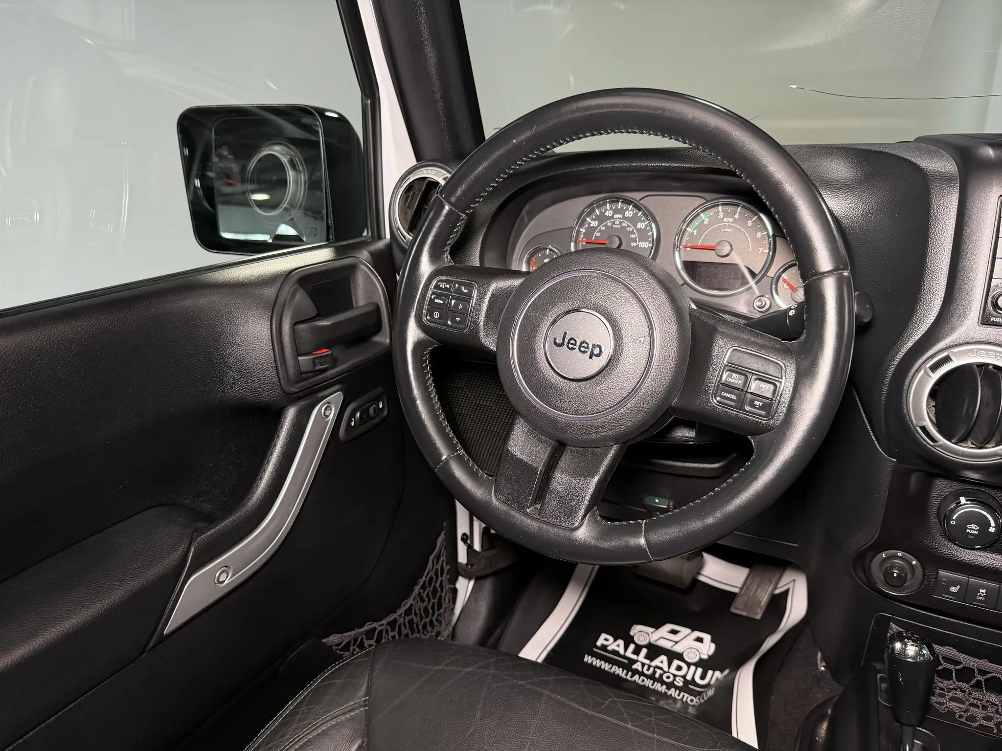 Used 2015 Jeep Wrangler Unlimited Rubicon w/ Connectivity Group AWD/4WD image 17