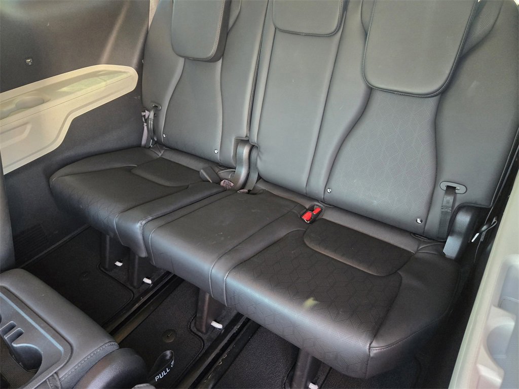 Used 2023 Kia Carnival EX image 27