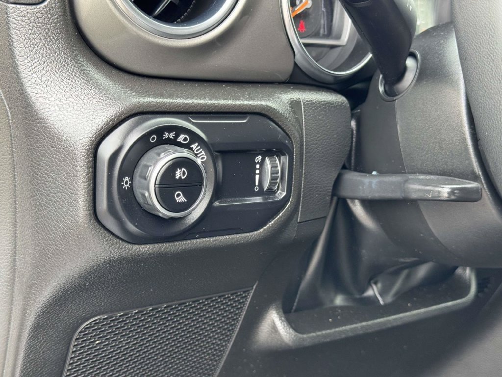 Used 2023 Jeep Gladiator Overland AWD/4WD image 9