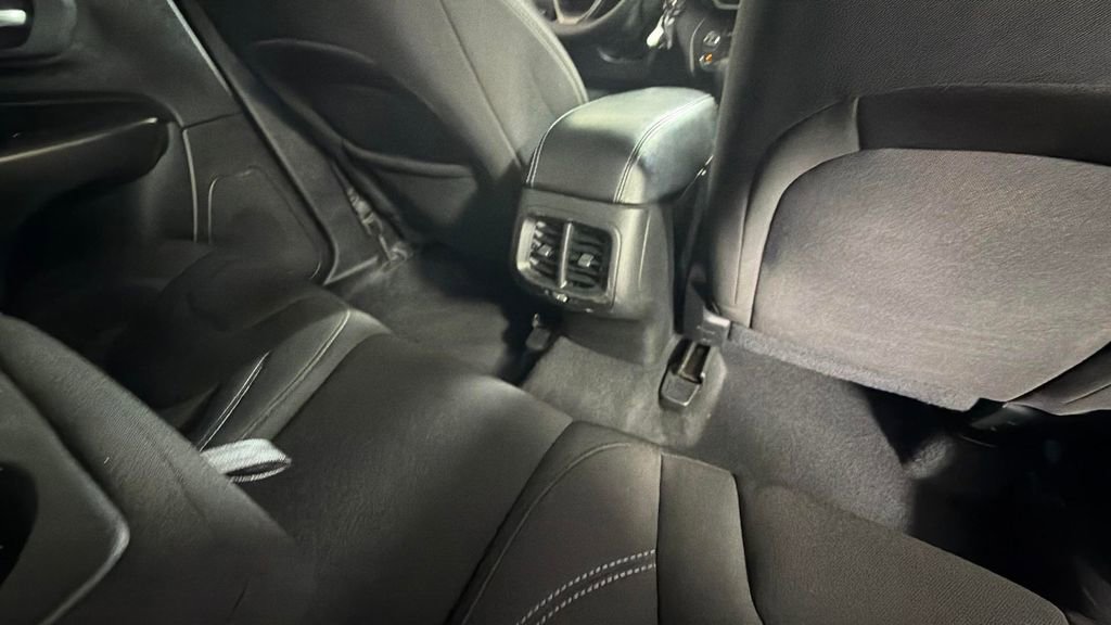 Used 2021 Jeep Cherokee Latitude FWD image 29