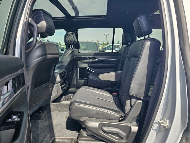 Certified 2024 Jeep Wagoneer Series III w/ Premium Group I AWD/4WD image 20