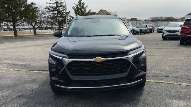 Used 2025 Chevrolet Trax LT w/ Sunroof Package FWD image 3
