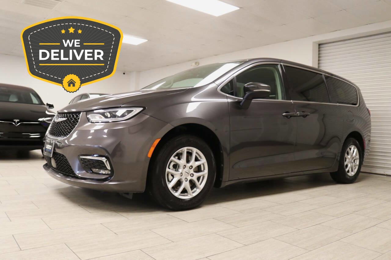 Used 2023 Chrysler Pacifica Touring-L image 2