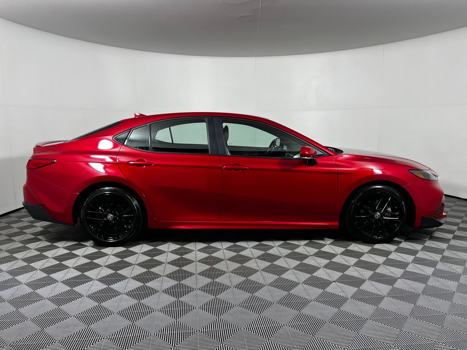 Certified 2025 Toyota Camry SE FWD image 4