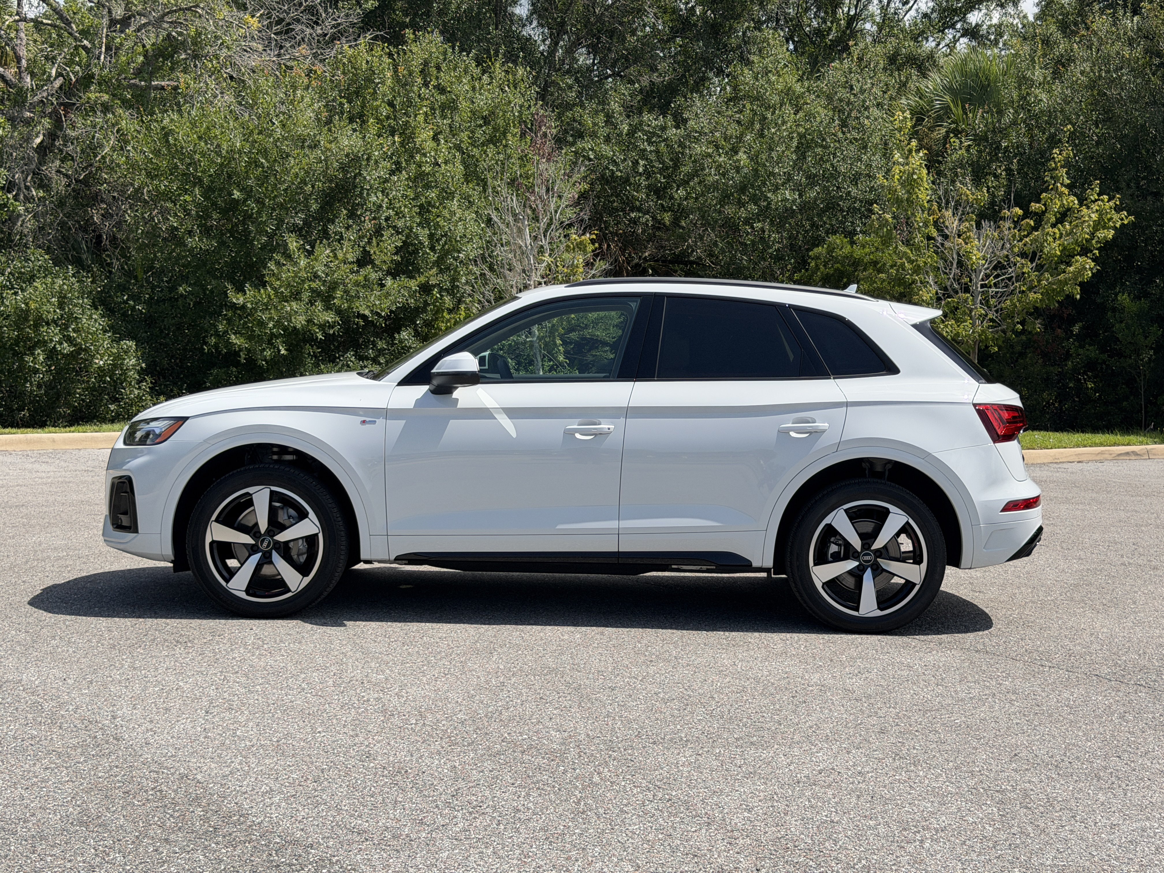 Used 2023 Audi Q5 2.0T Premium Plus w/ Premium Plus Package AWD/4WD image 3