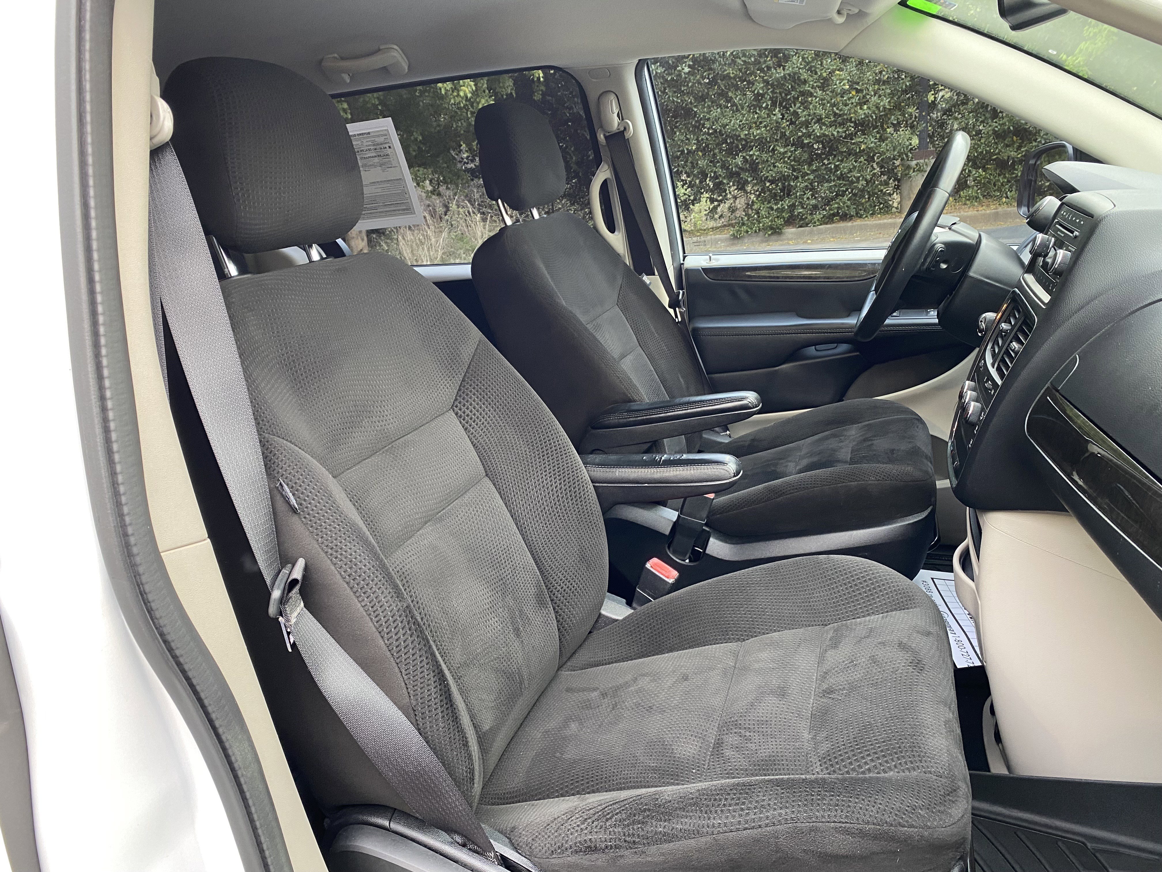 Used 2016 Dodge Grand Caravan American Value Package w/ UConnect Hands-Free Group image 32