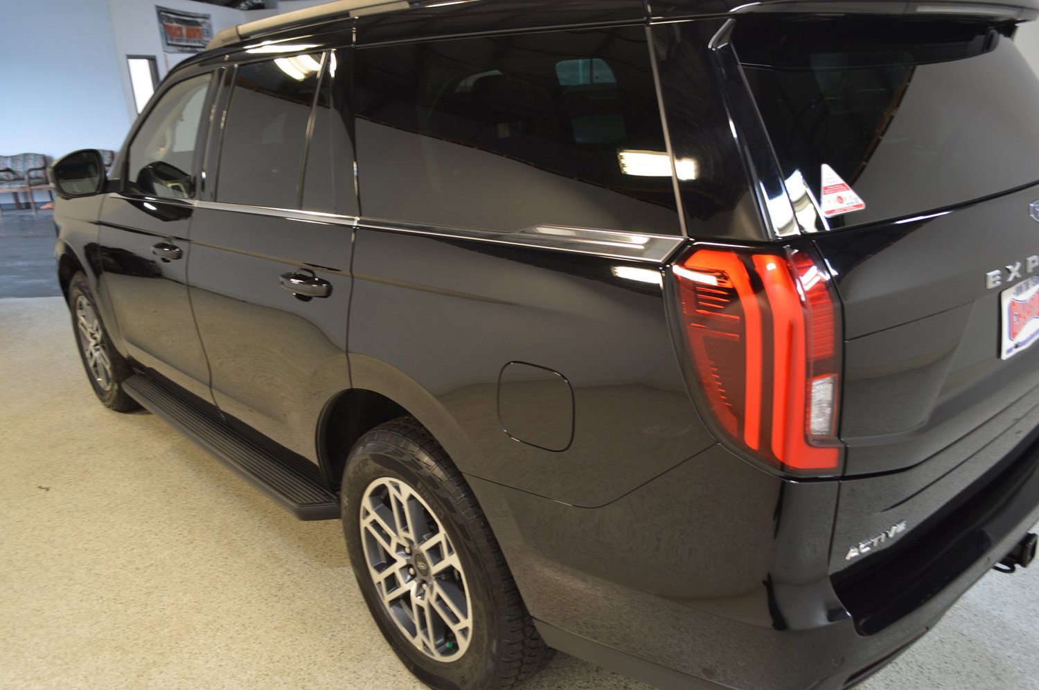 Used 2025 Ford Expedition Active image 5