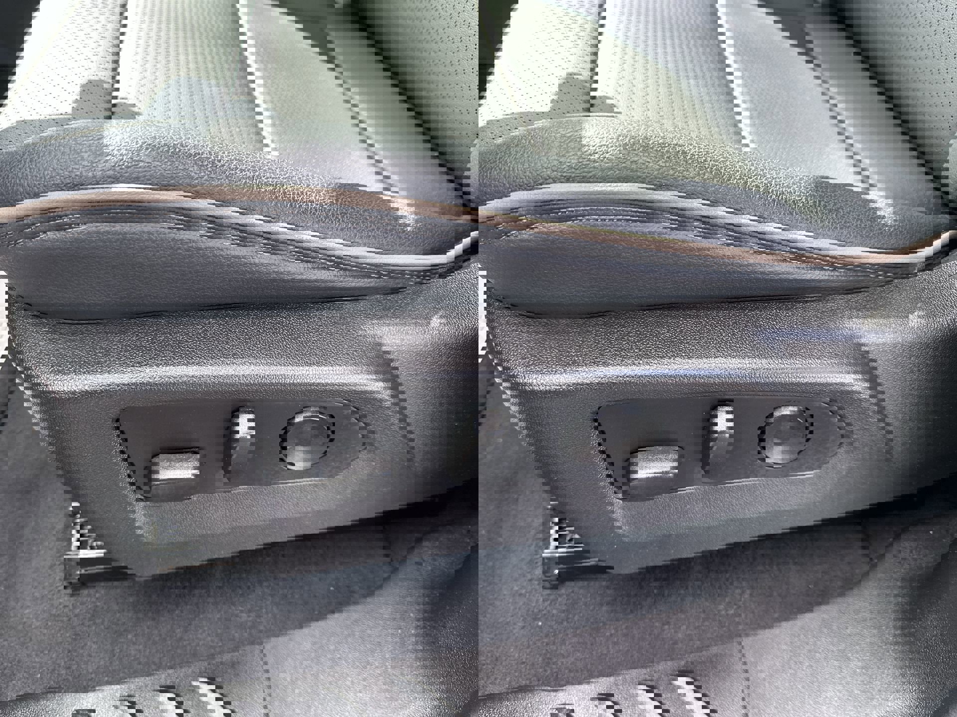 Certified 2024 GMC Canyon Denali image 12