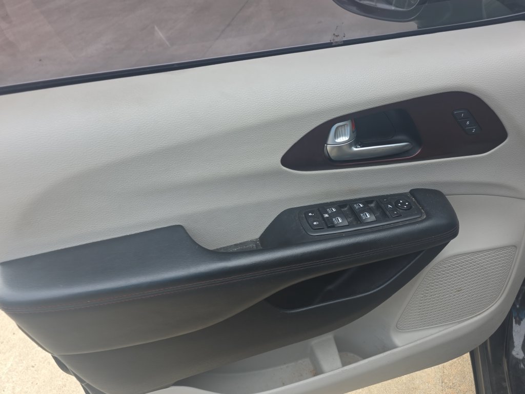 Used 2020 Chrysler Pacifica Limited w/ Advanced Safetytec Group FWD image 8