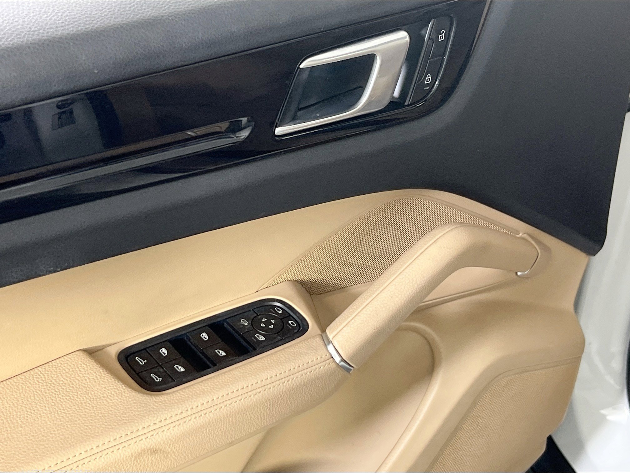 Used 2022 Porsche Cayenne image 18