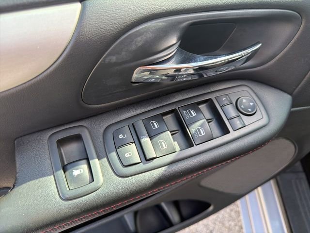 Used 2014 Dodge Grand Caravan R/T image 23