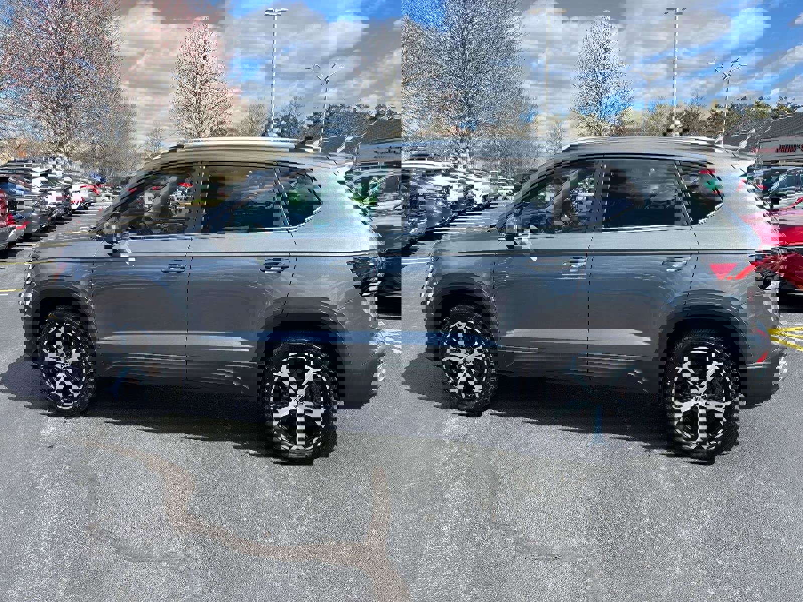 Used 2025 Volkswagen Taos SEL image 2