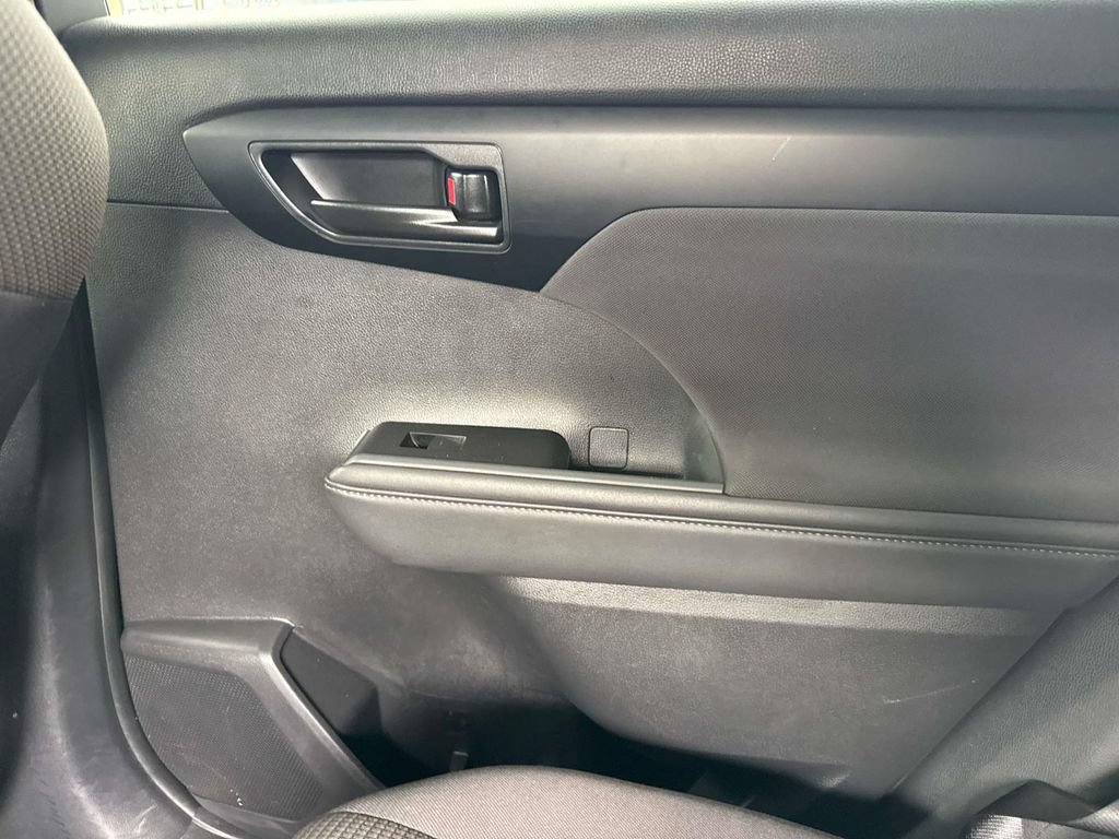 Used 2025 Toyota Highlander LE FWD image 11