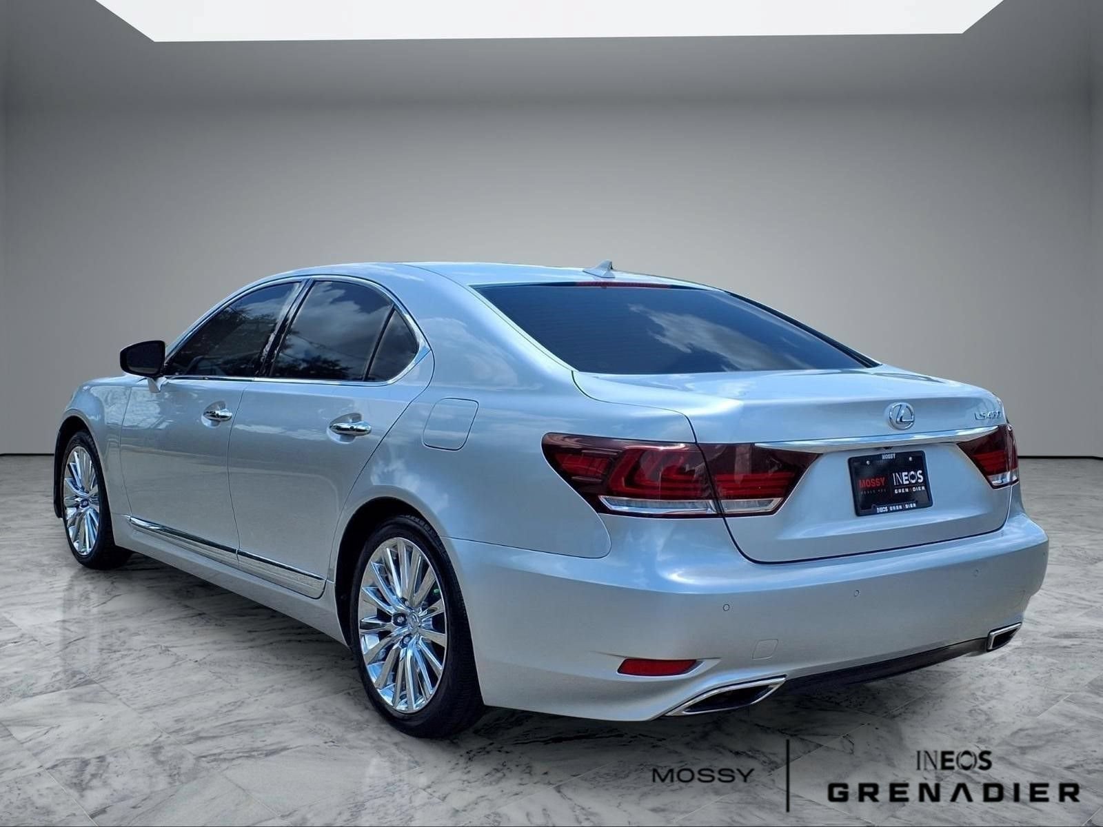 Used 2013 Lexus LS 460 w/ Ultra Luxury Pkg RWD image 2